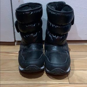 kids snowboots size 11